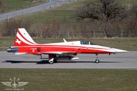 Unter dem Rumpf des Tigers erkennt man die Schleppausrüstung Unter dem Rumpf des Tigers erkennt man die Schleppausrüstung