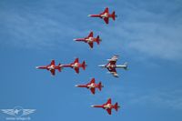 Die Patrouille Suisse zusammen mit dem Hunter HB-RVU Die Patrouille Suisse zusammen mit dem Hunter HB-RVU