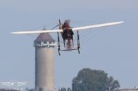 Mikael Carlson und sein Blériot XI vor dem Wasserturm von Grandcour Mikael Carlson und sein Blériot XI vor dem Wasserturm von Grandcour