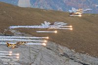 Der 'Double Victory' HB-RVV wird von der Fliegerstaffel 11 begleitet Der 'Double Victory' HB-RVV wird von der Fliegerstaffel 11 begleitet