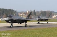 Backtrack auf die Piste 04 in Emmen zweier F-35A Lightning II Backtrack auf die Piste 04 in Emmen zweier F-35A Lightning II