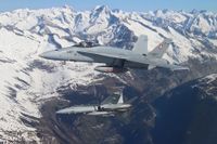 Die beiden Luftpolizei Hornets über der Region Naters (VS)