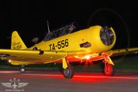 Die mächtig wirkende AT-6A Harvard IIA beim Night-Shooting Die mächtig wirkende AT-6A Harvard IIA beim Night-Shooting