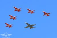 Die Patrouille Suisse wurde von einer F/A-18 D Hornet begleitet Die Patrouille Suisse wurde von einer F/A-18 D Hornet begleitet